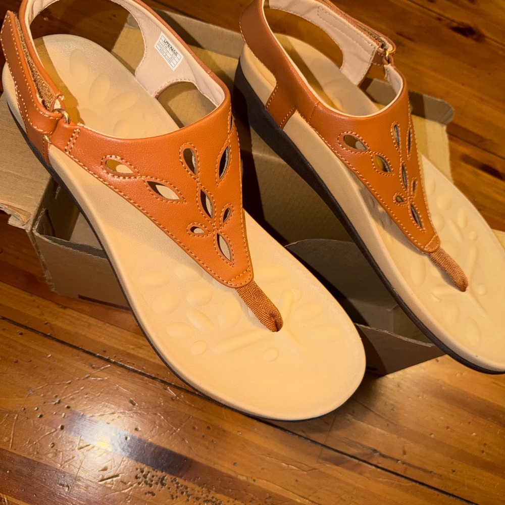 NEW NWT Women's Size 12 / 43. Sandals.Soft strap between toes.